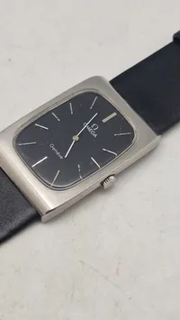 Originalt Omega Genève Tank manuelt optræk ur med sort urskive, holder tiden perfekt