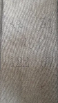 Original tysk Artilleri Mantel fra 1944, navngiven. Enkelte knapper skiftet