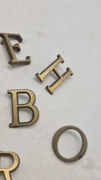 Samling bogstaver til gravsten