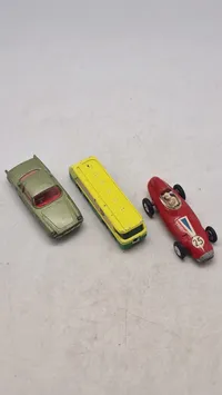 Samling ældre legetøjs biler