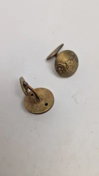 Originale militære knapper, omdannet til manchetknapper