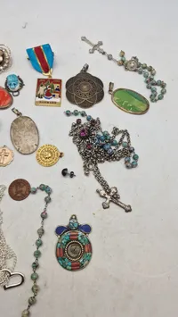 Samling smykker, primært religiøse