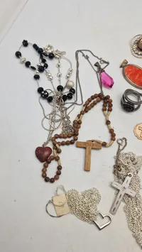 Samling smykker, primært religiøse
