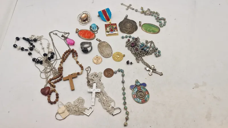 Samling smykker, primært religiøse