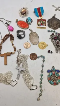 Samling smykker, primært religiøse