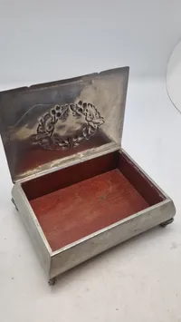 Tinæske med initialer, 1943 dateret