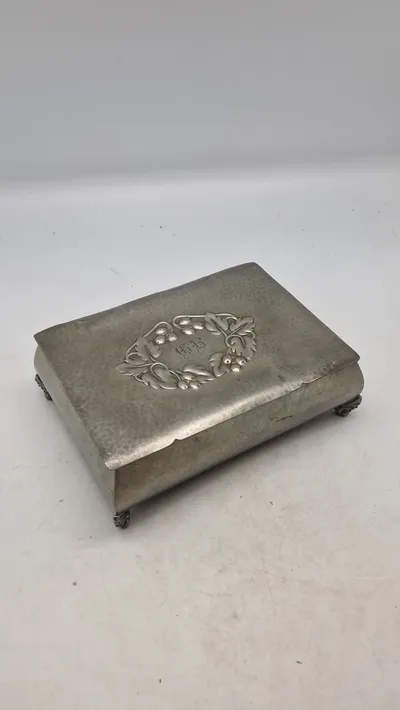 Tinæske med initialer, 1943 dateret