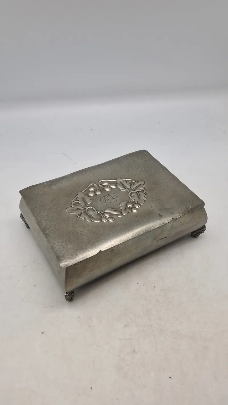 Tinæske med initialer, 1943 dateret