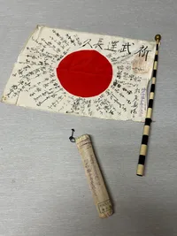 Originalt Japansk WW2 det sidste kampflag med stempel fra tempel og alle i byen der ønsker soldaten held og lykke i kamp