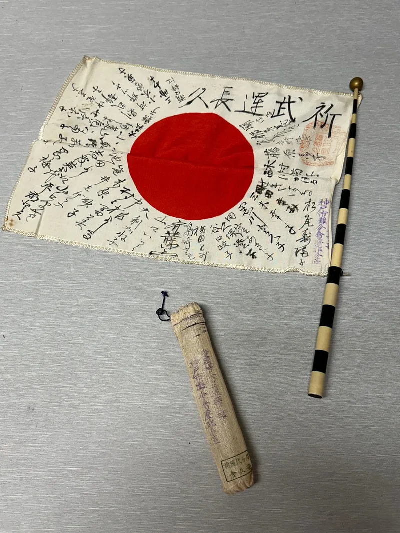 Originalt Japansk WW2 det sidste kampflag med stempel fra tempel og alle i byen der ønsker soldaten held og lykke i kamp
