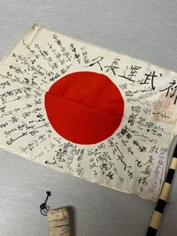 Originalt Japansk WW2 det sidste kampflag med stempel fra tempel og alle i byen der ønsker soldaten held og lykke i kamp