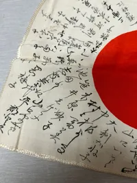 Originalt Japansk WW2 det sidste kampflag med stempel fra tempel og alle i byen der ønsker soldaten held og lykke i kamp