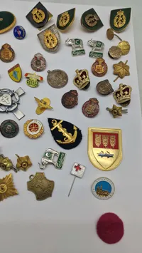 Samling diverse mærker og medaljer
