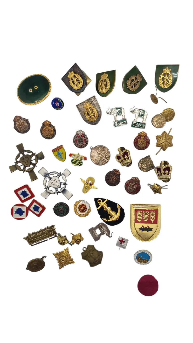 Samling diverse mærker og medaljer