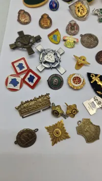 Samling diverse mærker og medaljer