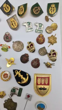 Samling diverse mærker og medaljer