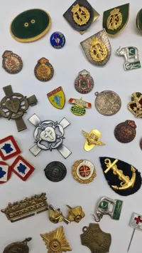 Samling diverse mærker og medaljer