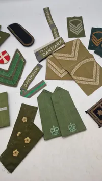 Samling diverse stofmærker og gradstegn