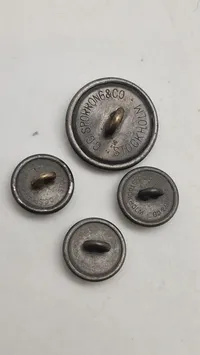Originale knapper fra HIPPO korpset
