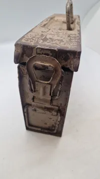Original tysk MG 34-42 båndkasse - sandfarvet med schrapnel holes