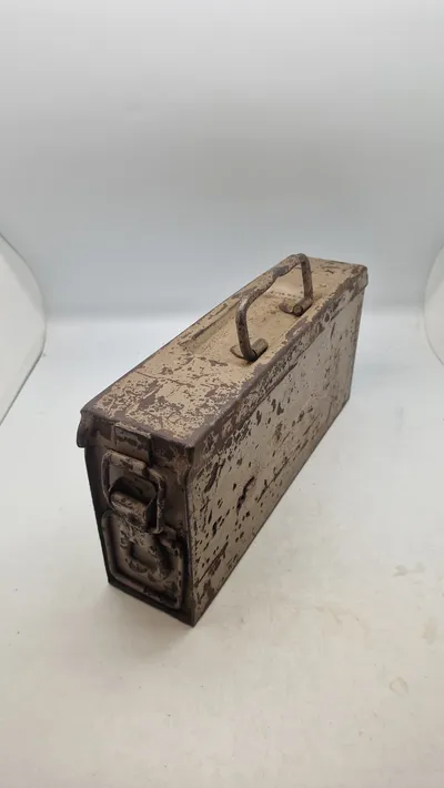 Original tysk MG 34-42 båndkasse - sandfarvet med schrapnel holes