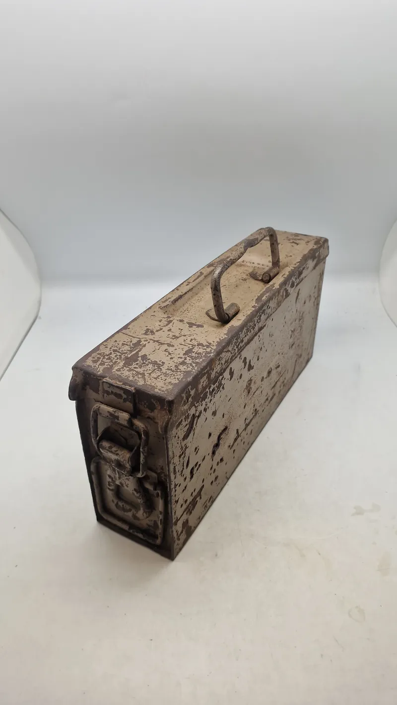 Original tysk MG 34-42 båndkasse - sandfarvet med schrapnel holes
