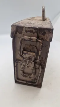 Original tysk MG 34-42 båndkasse - sandfarvet med schrapnel holes