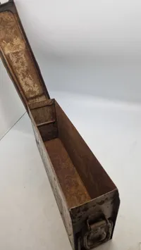 Original tysk MG 34-42 båndkasse - sandfarvet med schrapnel holes