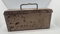 Original tysk MG 34-42 båndkasse - sandfarvet med schrapnel holes