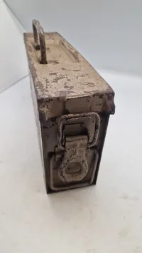 Original tysk MG 34-42 båndkasse - sandfarvet med schrapnel holes