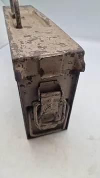 Original tysk MG 34-42 båndkasse - sandfarvet med schrapnel holes