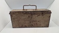 Original tysk MG 34-42 båndkasse - sandfarvet med schrapnel holes