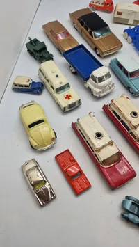 Samling ældre legetøjs biler mm.