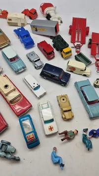 Samling ældre legetøjs biler mm.