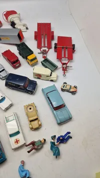 Samling ældre legetøjs biler mm.