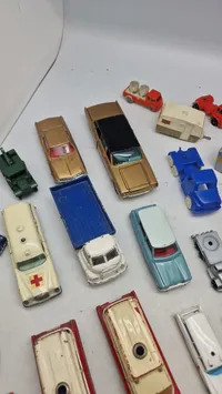 Samling ældre legetøjs biler mm.