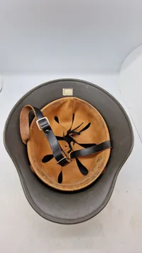 Original tysk M/40 hjelm, genanvendt i CF