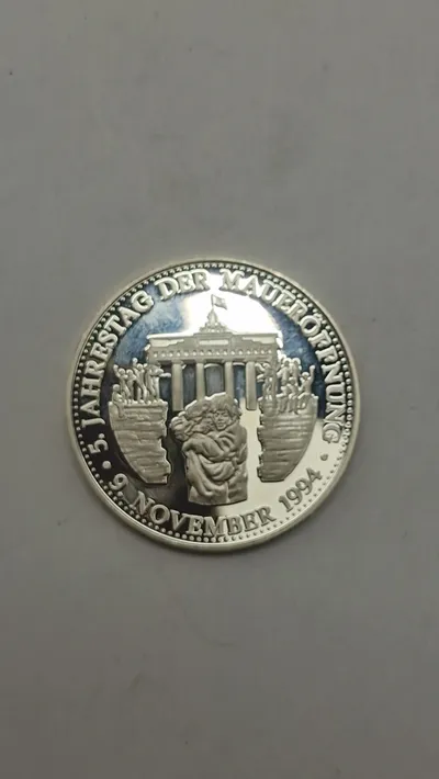 Original tysk sølvmønt eller medalje, der fejrer 5-årsdagen for Berlinmurens fald