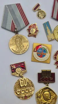 Samling originale russiske pins og medaljer