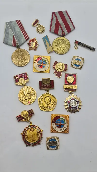 Samling originale russiske pins og medaljer