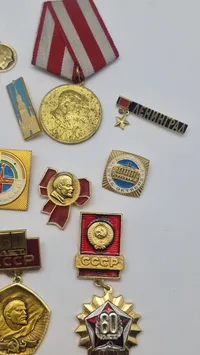 Samling originale russiske pins og medaljer