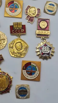 Samling originale russiske pins og medaljer