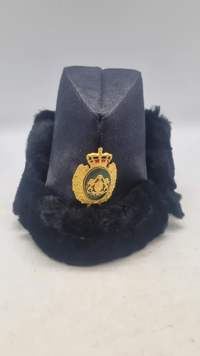 Original vinter skråhue fra det danske politi