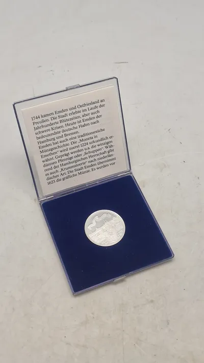 Original sølvmønt med Emdens historie og dens mønttradition
