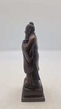 Kinesisk figur af træ
