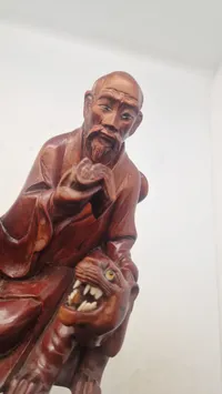 Kinesisk figur af træ