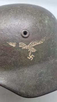 Original Luftwaffe M/40 hjelm fra Feld division “Hermann Göring” 

Enkelt decal