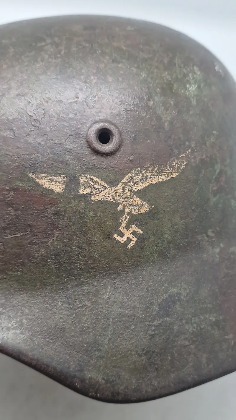 Original Luftwaffe M/40 hjelm fra Feld division “Hermann Göring” 

Enkelt decal
