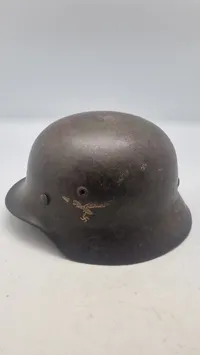 Original Luftwaffe M/40 hjelm fra Feld division “Hermann Göring” 

Enkelt decal