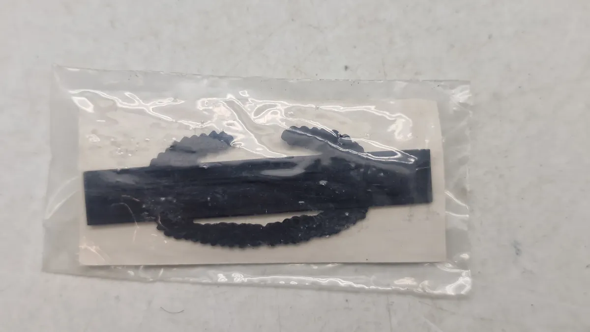 Originalt amerikansk Combat Infantryman Badge (CIB) fra Vietnamkrigstiden, som fremstår ubrugt og stadig forseglet i sin emballage
